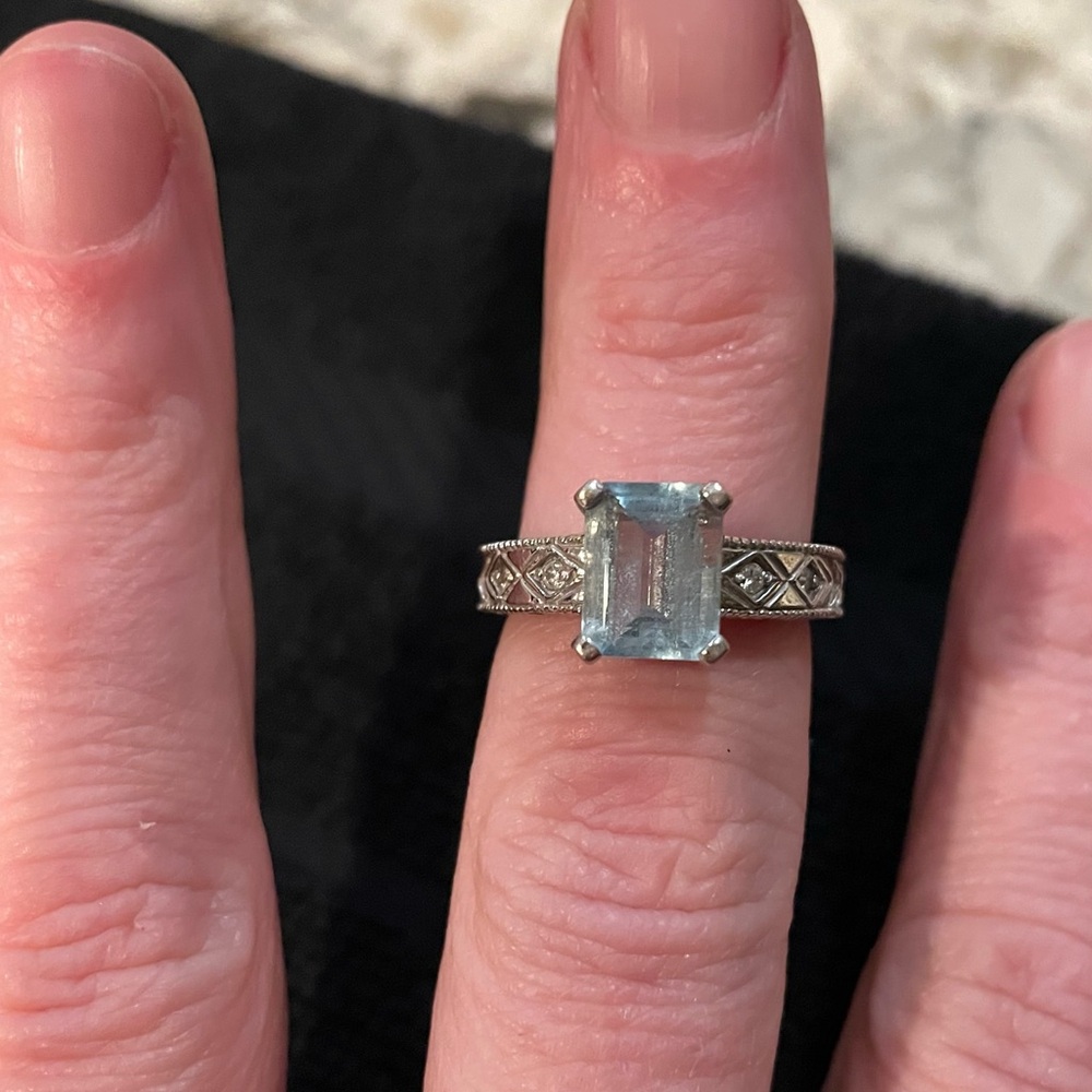 10k white gold blue topaz size 7 woman’s ring